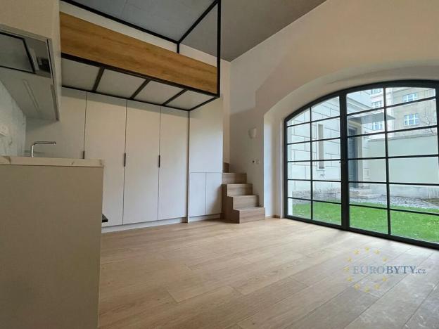 Pronájem bytu 1+kk, Praha - Vršovice, Bartoškova, 36 m2