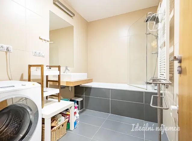 Pronájem bytu 2+kk, Praha - Karlín, Křižíkova, 55 m2