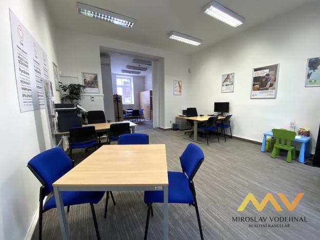 Pronájem kanceláře, Hradec Králové, Československé armády, 306 m2