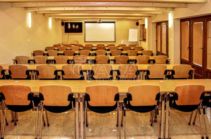 Prodej ubytování, Hlohovec, Na kopci, 1450 m2