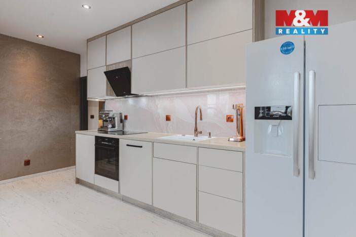 Prodej bytu 2+kk, Klatovy - Klatovy III, Husovo náměstí, 78 m2