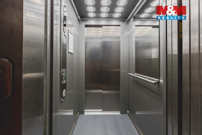 Prodej bytu 2+kk, Klatovy - Klatovy III, Husovo náměstí, 78 m2