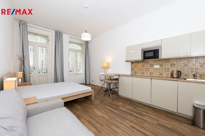 Pronájem bytu 1+kk, Praha - Smíchov, Zborovská, 34 m2