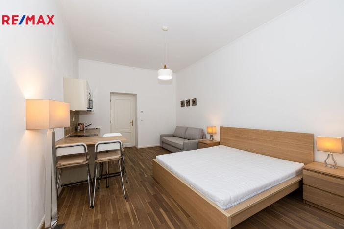 Pronájem bytu 1+kk, Praha - Smíchov, Zborovská, 34 m2