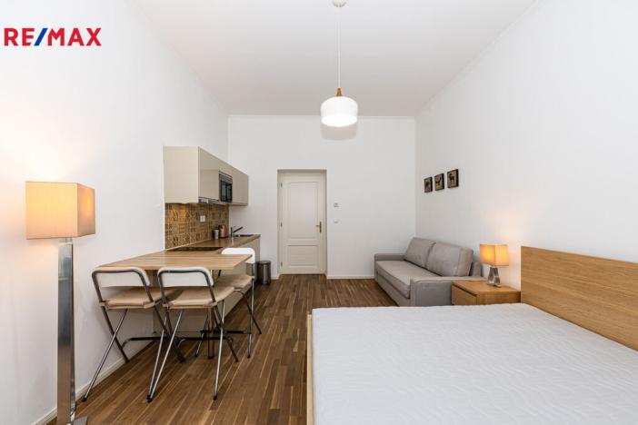 Pronájem bytu 1+kk, Praha - Smíchov, Zborovská, 34 m2