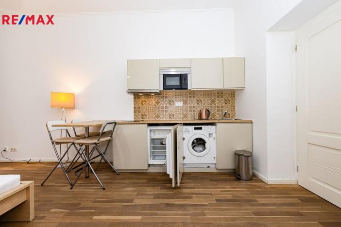 Pronájem bytu 1+kk, Praha - Smíchov, Zborovská, 34 m2