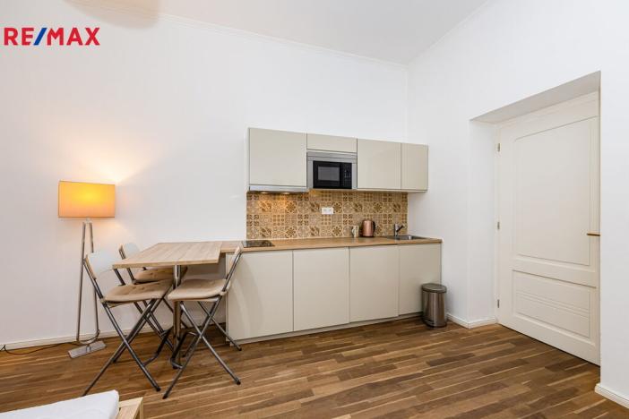 Pronájem bytu 1+kk, Praha - Smíchov, Zborovská, 34 m2