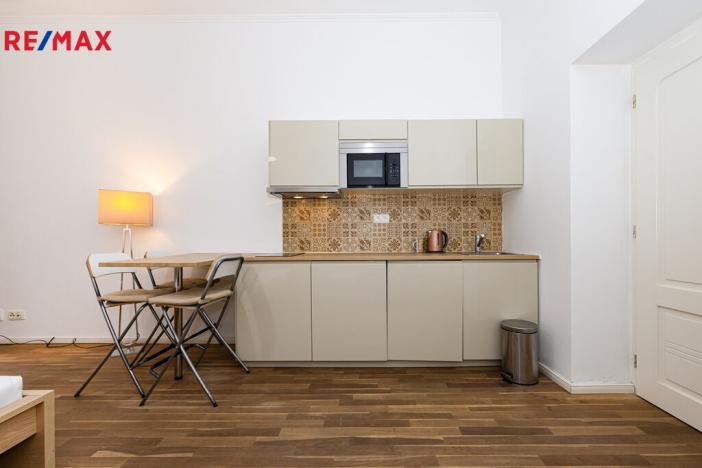 Pronájem bytu 1+kk, Praha - Smíchov, Zborovská, 34 m2