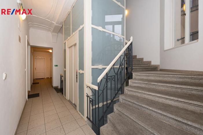 Pronájem bytu 1+kk, Praha - Smíchov, Zborovská, 34 m2