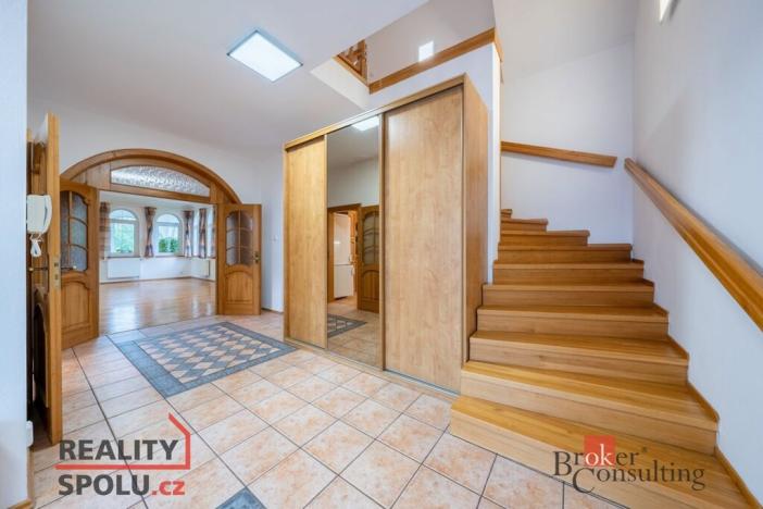 Pronájem vily, Dolní Břežany, V Zahradách, 369 m2