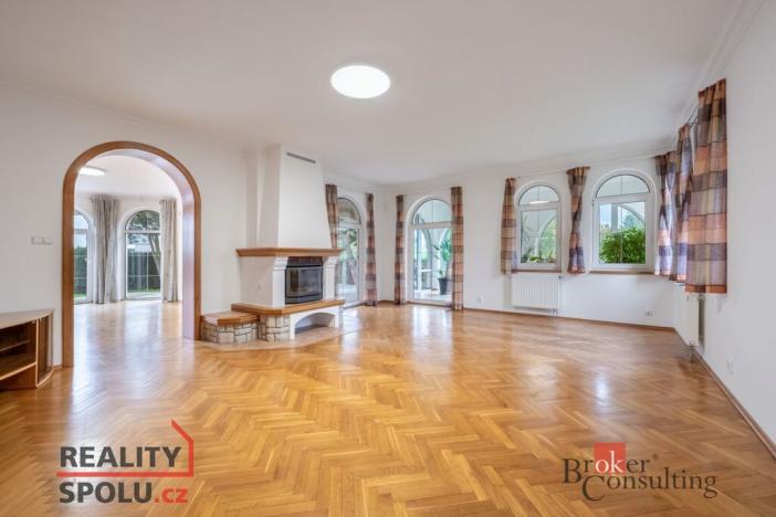 Pronájem vily, Dolní Břežany, V Zahradách, 369 m2