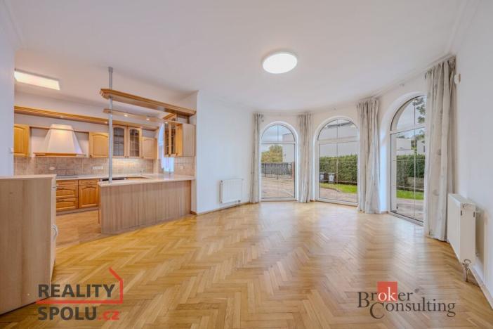 Pronájem vily, Dolní Břežany, V Zahradách, 369 m2