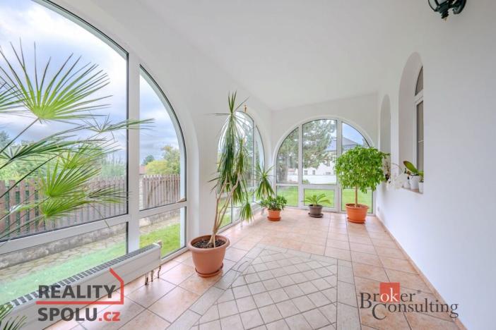 Pronájem vily, Dolní Břežany, V Zahradách, 369 m2