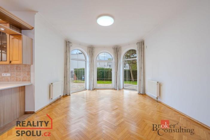 Pronájem vily, Dolní Břežany, V Zahradách, 369 m2