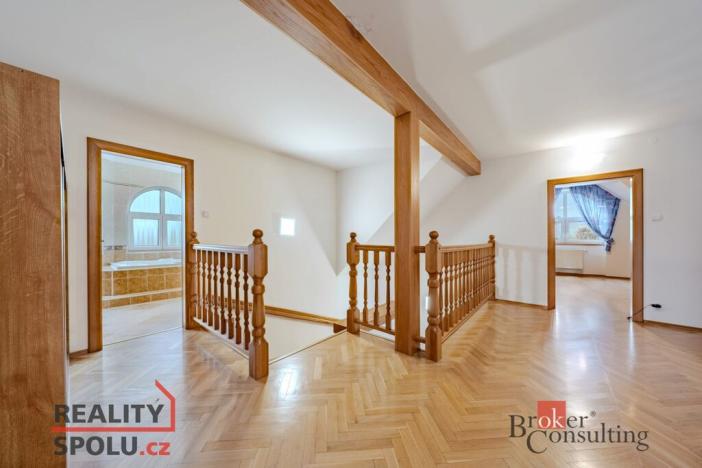 Pronájem vily, Dolní Břežany, V Zahradách, 369 m2