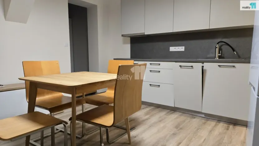 Pronájem bytu 2+kk, Praha - Bubeneč, Korunovační, 40 m2