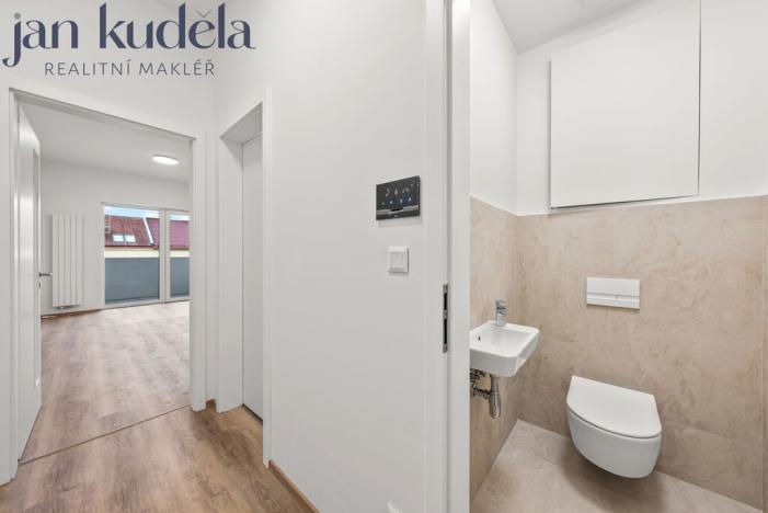 Pronájem bytu 1+kk, Brno, Komárovská, 28 m2