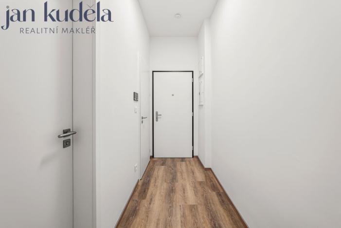 Pronájem bytu 1+kk, Brno, Komárovská, 28 m2