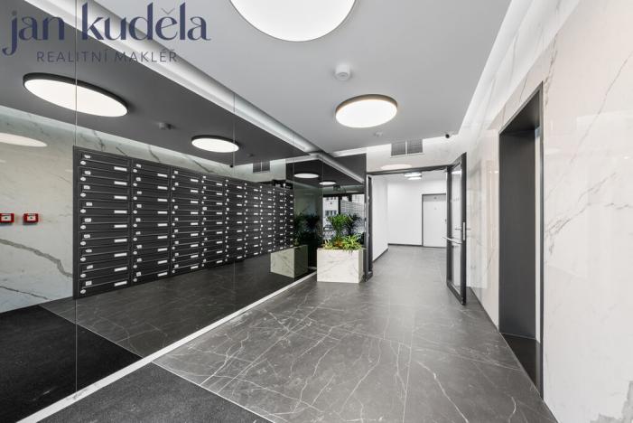 Pronájem bytu 1+kk, Brno, Komárovská, 28 m2