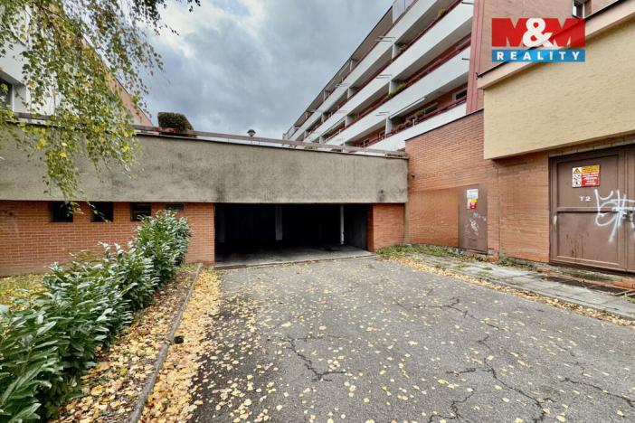 Pronájem garážového stání, Zlín, U Trojáku, 13 m2