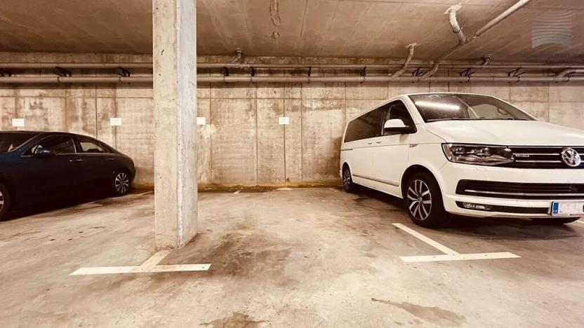 Pronájem garážového stání, Brno, U Leskavy, 12 m2