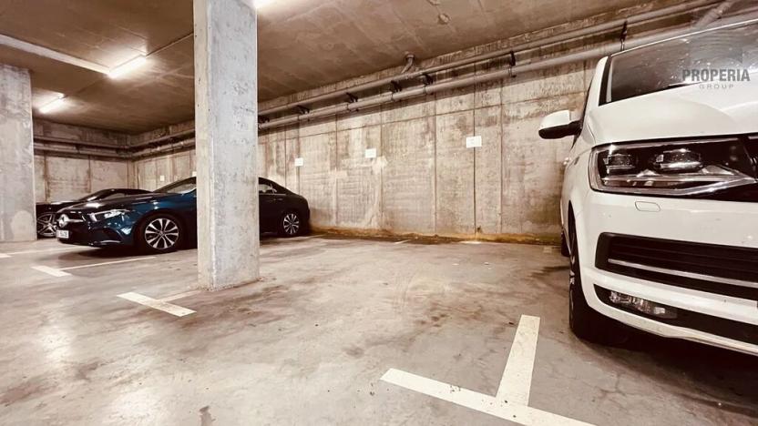 Pronájem garážového stání, Brno, U Leskavy, 12 m2