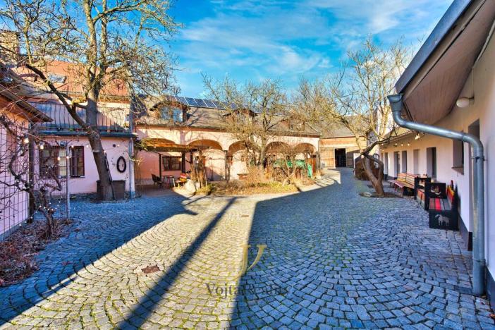 Prodej výrobních prostor, Olomouc - Chomoutov, Dalimilova, 1074 m2