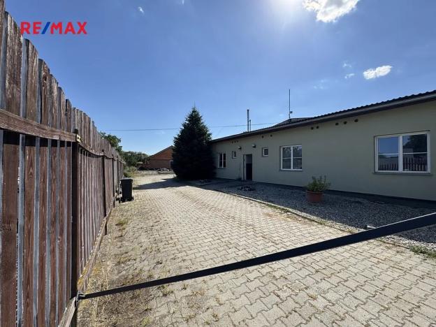 Prodej výrobních prostor, Loučany, 880 m2