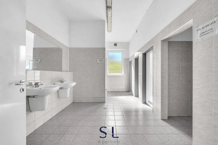 Prodej výrobních prostor, Milovice, Italská, 1819 m2