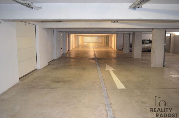 Pronájem garáže, Brno, Zderadova, 20 m2