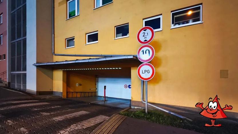 Pronájem garážového stání, Praha - Troja, Hnězdenská, 15 m2