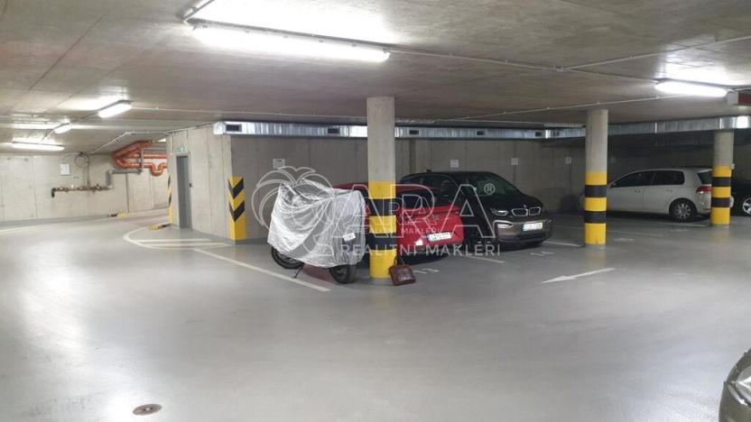 Pronájem garážového stání, Praha - Žižkov, Baranova, 14 m2