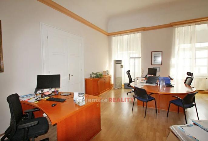 Pronájem kanceláře, Znojmo, 1000 m2