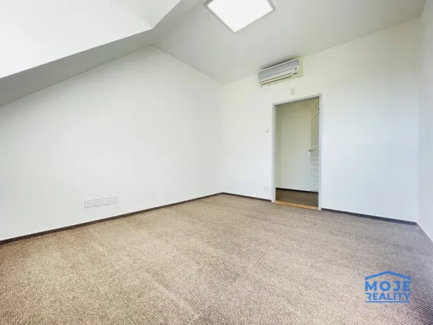 Pronájem kanceláře, Plzeň - Jižní Předměstí, náměstí T. G. Masaryka, 365 m2