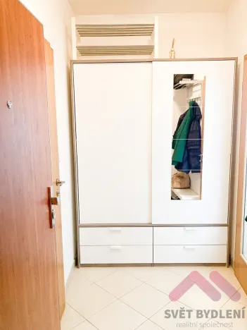 Pronájem bytu 1+kk, Praha - Hloubětín, Nademlejnská, 31 m2