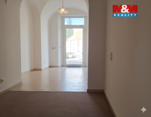 Pronájem obchodního prostoru, Přelouč, Masarykovo náměstí, 26 m2