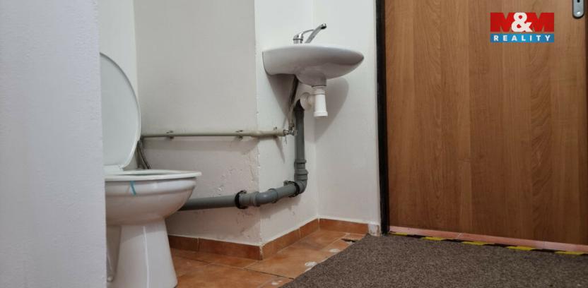 Pronájem obchodního prostoru, Přelouč, Masarykovo náměstí, 26 m2