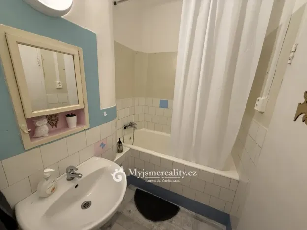 Pronájem obchodního prostoru, Zlín, náměstí Práce, 22 m2