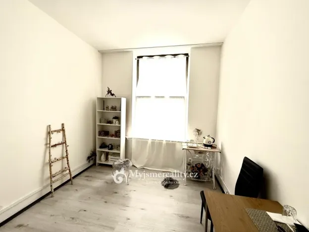 Pronájem obchodního prostoru, Zlín, náměstí Práce, 22 m2