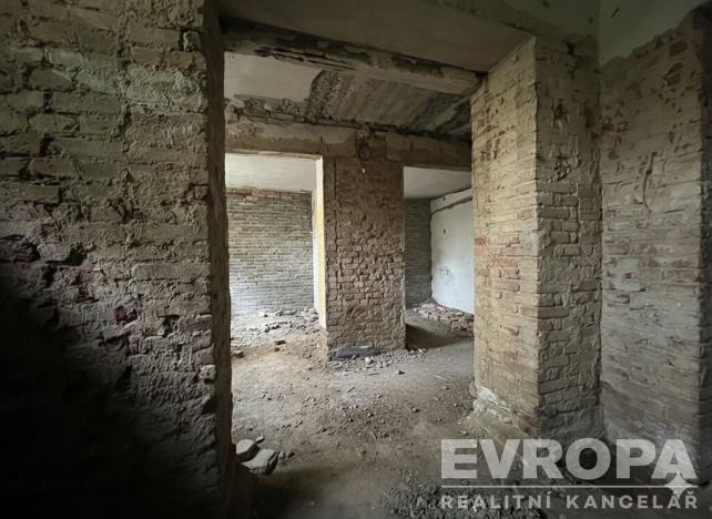 Pronájem obchodního prostoru, Praha - Libeň, náměstí Dr. Václava Holého, 300 m2