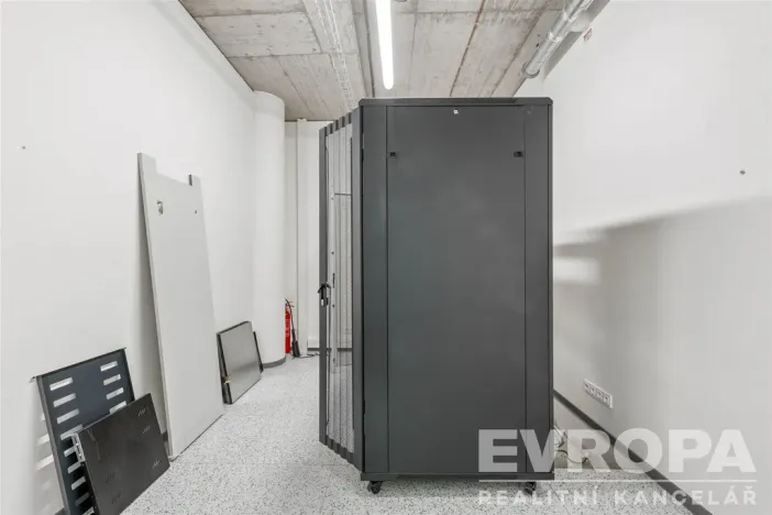 Pronájem kanceláře, Praha - Holešovice, Plynární, 670 m2