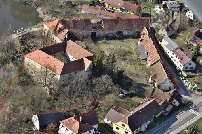 Prodej historického objektu, Tchořovice, 4000 m2