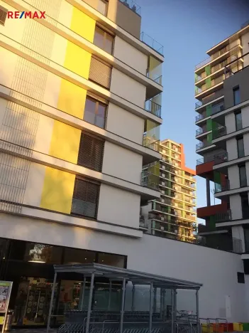 Pronájem bytu 1+kk, Praha - Malešice, Počernická, 42 m2