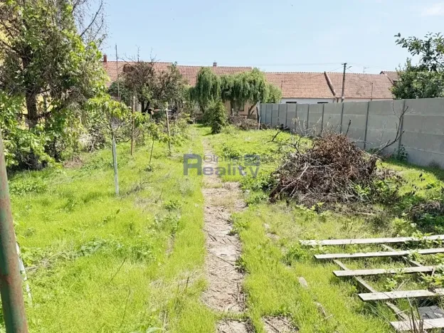 Prodej podílu pozemku pro bydlení, Pouzdřany, Hlavní, 902 m2