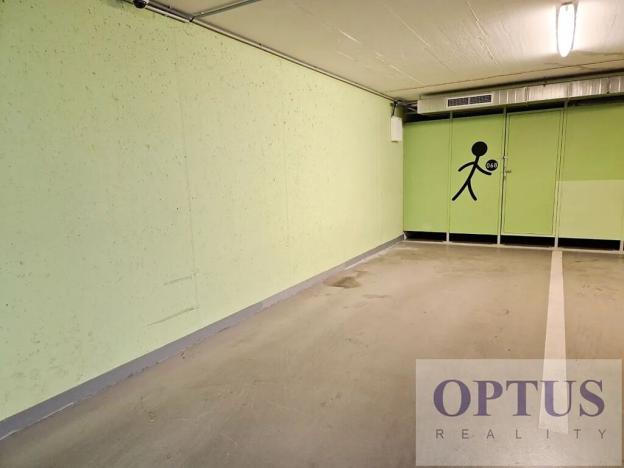 Pronájem garážového stání, Praha - Karlín, Šaldova, 17 m2