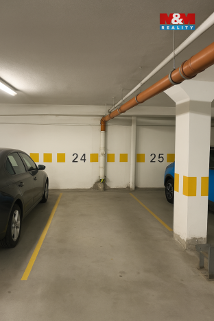 Pronájem garážového stání, Praha, U kříže, 14 m2