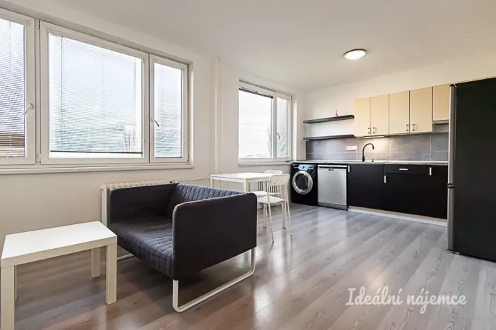 Pronájem bytu 1+kk, Praha - Záběhlice, Topolová, 30 m2