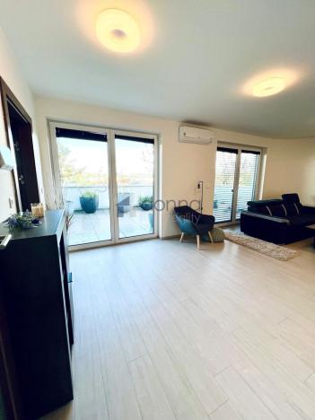 Pronájem bytu 2+kk, Praha, Křížová, 66 m2