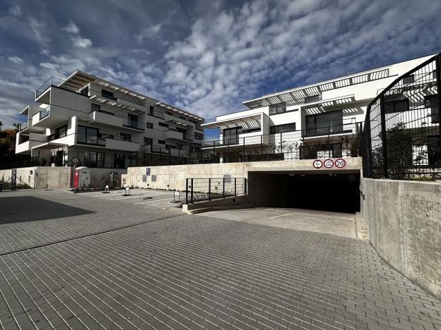 Pronájem garážového stání, Praha, 16 m2