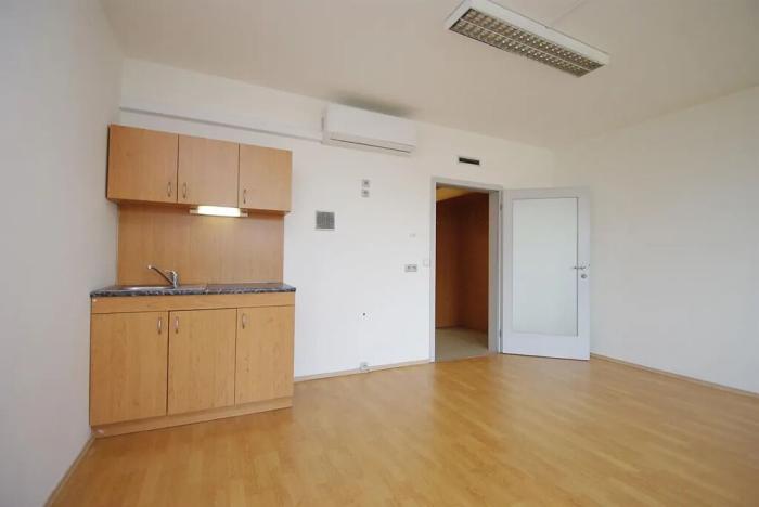 Pronájem kanceláře, Praha - Smíchov, Štefánikova, 63 m2